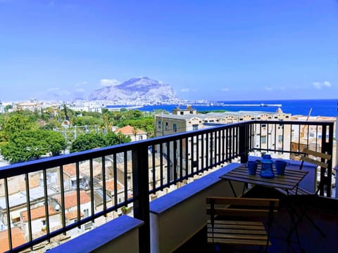 Patio, Nearby landmark, Natural landscape, Balcony/Terrace, Dining area, Mountain view, Sea view
