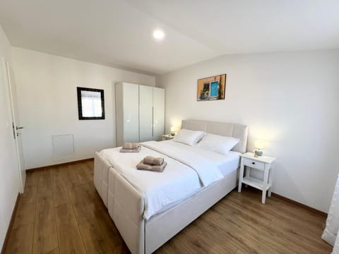 Bed, Bedroom, towels, wardrobe