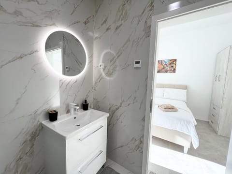 Bathroom, Bedroom, towels