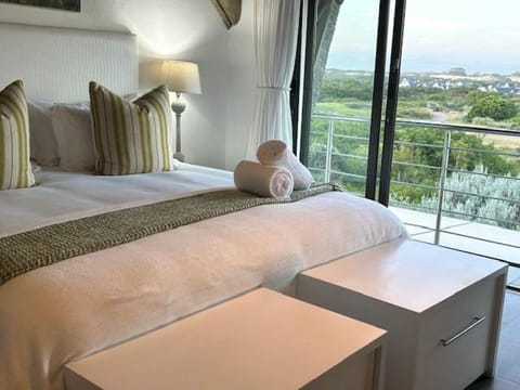Bed, Natural landscape, View (from property/room), Balcony/Terrace, Photo of the whole room, Bedroom