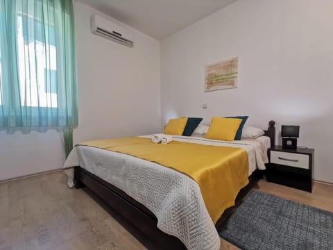 Bed, Day, Bedroom, hair dresser, air conditioner