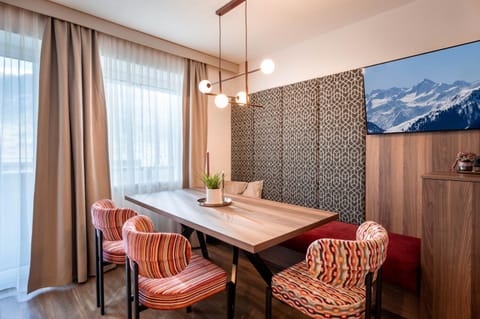 Seating area, Dining area