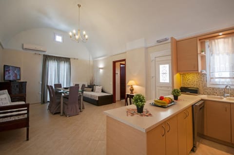 Kitchen or kitchenette, Living room, Seating area, Dining area