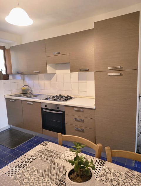 Kitchen or kitchenette, Dining area, stove