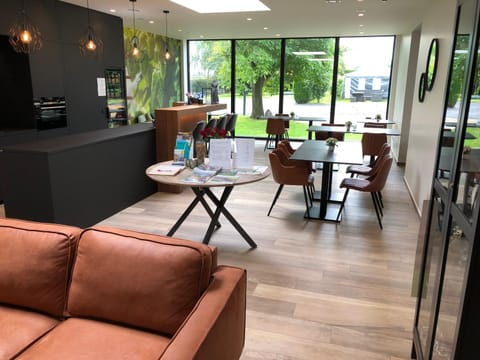 Property building, Restaurant/places to eat