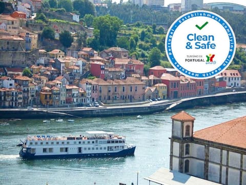 Living room, City view, River view