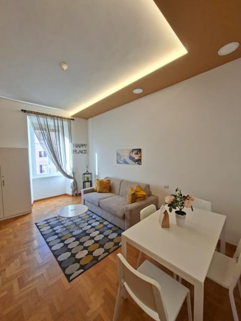 Restaurant/places to eat, Living room, Seating area, City view, City view, heating, internet, soundproof, air conditioner