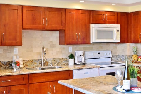 Maui Parkshore 307 - Stunning Remodel, Ocean Views House in Kamaole