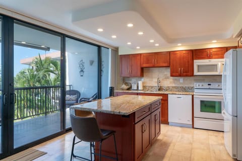 Maui Parkshore 307 - Stunning Remodel, Ocean Views House in Kamaole