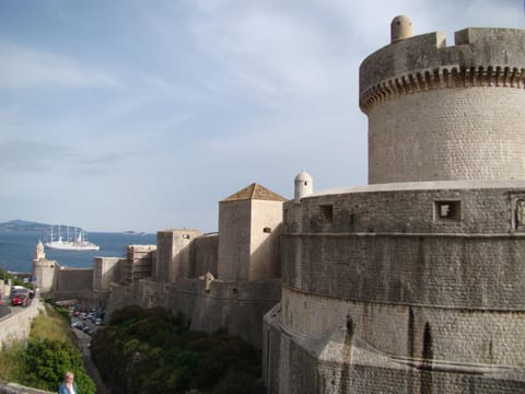 City view, Landmark view, Sea view, Street view, Area and facilities