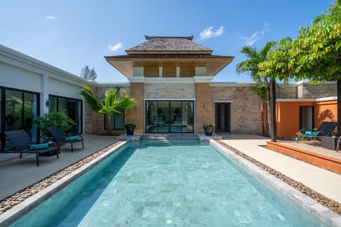 Property building, Facade/entrance, Balcony/Terrace, Swimming pool