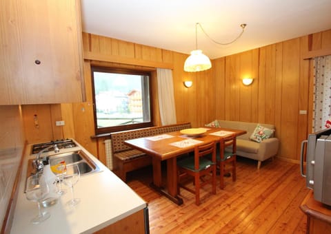 Kitchen or kitchenette, Living room, Seating area, minibar