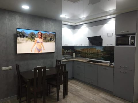 Kitchen or kitchenette, Dining area