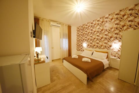 Bed, TV and multimedia, Photo of the whole room, Bedroom, wardrobe