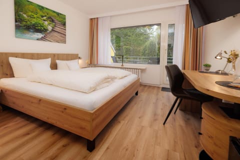 Bed, Photo of the whole room, Seating area