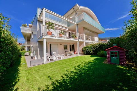 Facade/entrance, Garden