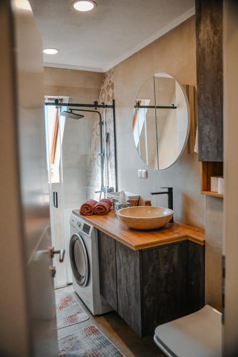 Shower, Bathroom, towels, washing machine