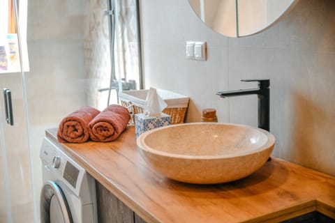 Bathroom, towels, washing machine