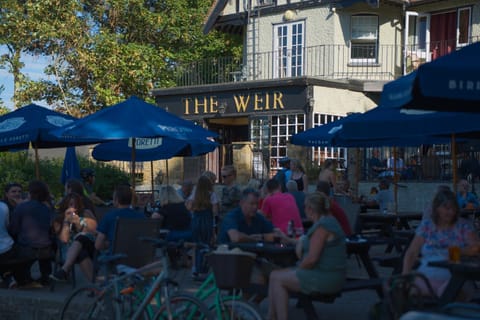 Patio, Restaurant/places to eat, Summer, Guests, Area and facilities, Location