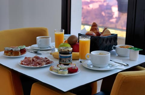 Breakfast, Breakfast, Continental breakfast, Continental breakfast