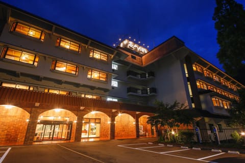 Property building, Staff, Facade/entrance, Night, Property logo or sign, On site, Sunrise, Sunset, young children, older children, group of guests, Family