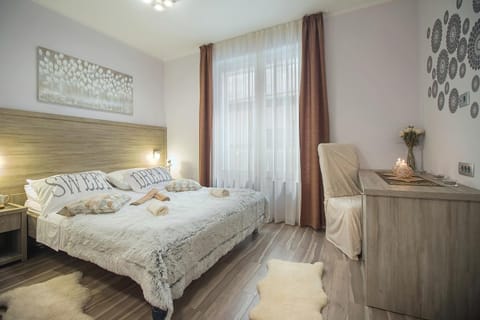 Bed, Bedroom, City view, Landmark view