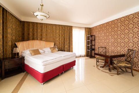 Bed, Photo of the whole room, Seating area, Bedroom