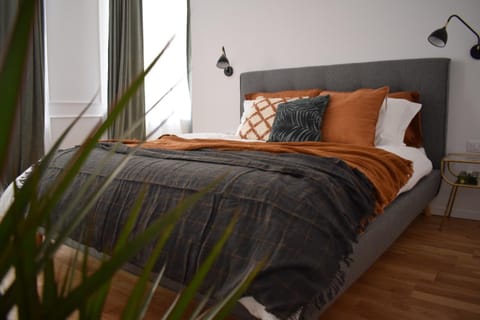 Staff, Bed, Bedroom, On site, City view, Garden view, Mountain view, Family, Inner courtyard view