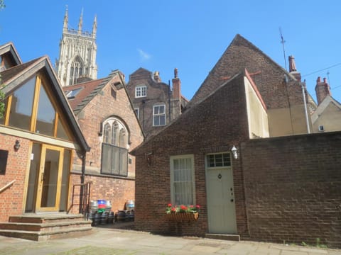 Facade/entrance, Neighbourhood