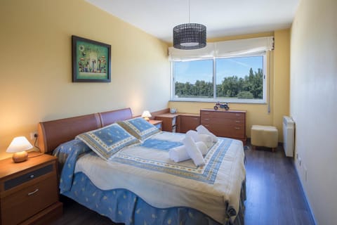 Photo of the whole room, Mountain view