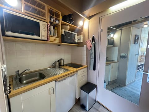 Kitchen or kitchenette, kitchen