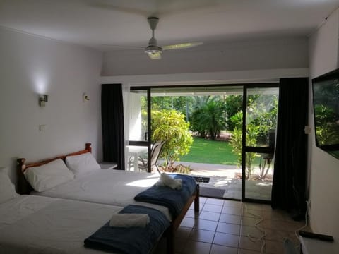 Photo of the whole room, Garden view