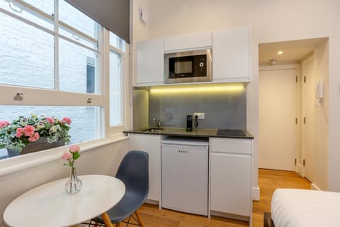 Kitchen or kitchenette, Dining area, minibar, stove