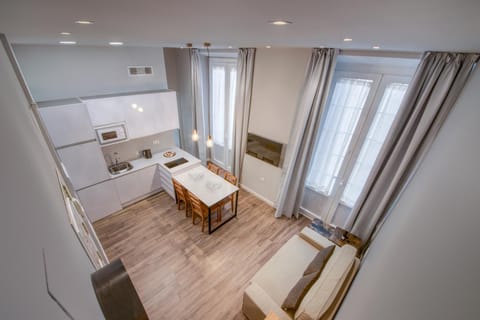 Kitchen or kitchenette, Dining area