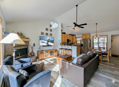TV and multimedia, Kitchen or kitchenette, Living room, Seating area, Dining area, fireplace, furniture