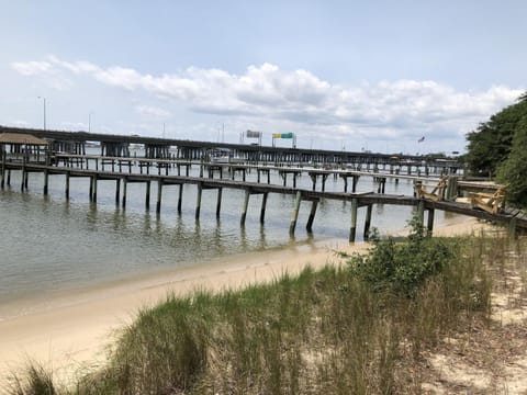 Harbor Delight On The Bay - Private Sandy Beach! Home House in Norfolk