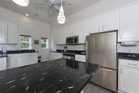 Harbor Delight On The Bay - Private Sandy Beach! Home House in Norfolk