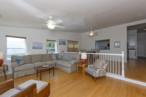 Harbor Delight On The Bay - Private Sandy Beach! Home House in Norfolk