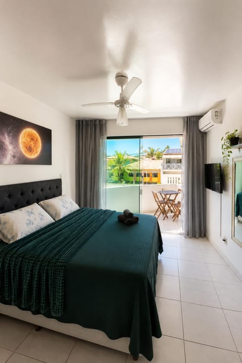 Bed, TV and multimedia, View (from property/room), Balcony/Terrace, Photo of the whole room, Bedroom, towels, air conditioner