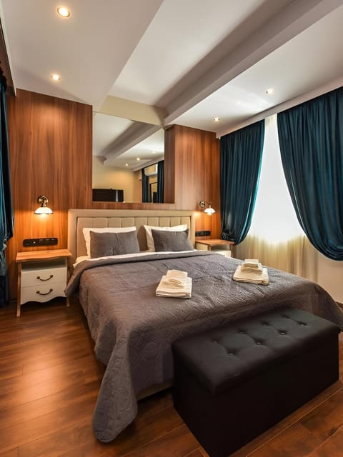 Bed, Photo of the whole room, Bedroom, towels