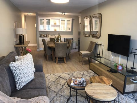 TV and multimedia, Living room, Seating area, Dining area