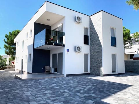 Property building, Facade/entrance