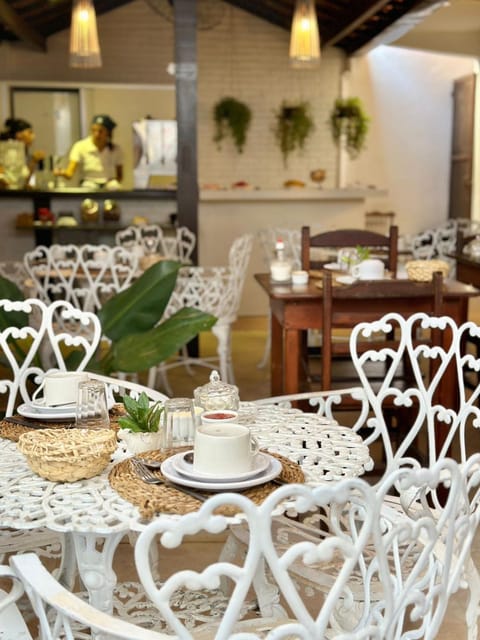 Living room, Food and drinks, Banquet/Function facilities, Seating area, Food, Breakfast