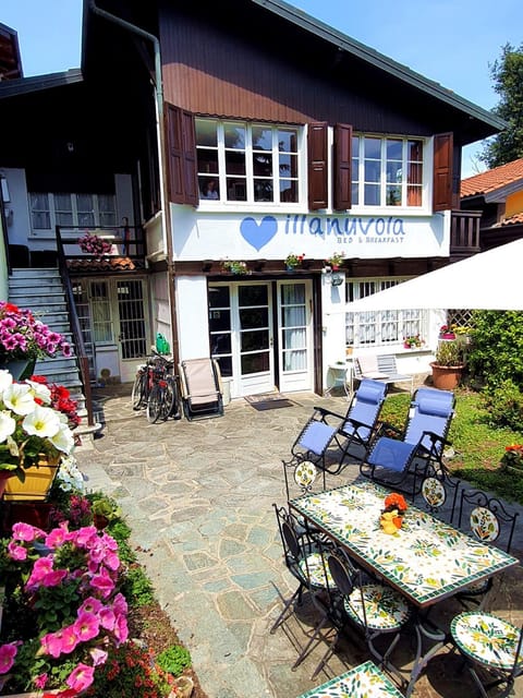 Property building, Garden, Dining area