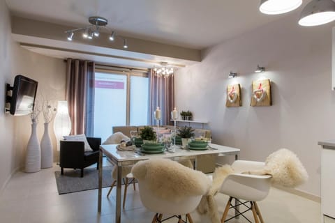 TV and multimedia, Coffee/tea facilities, Kitchen or kitchenette, Living room, Seating area, Dining area