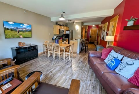 TV and multimedia, Kitchen or kitchenette, Living room, Seating area, Dining area, furniture