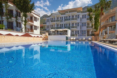 Day, Swimming pool