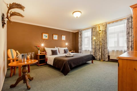 Bed, Photo of the whole room, Seating area