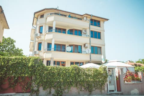 Property building, Day, Summer, On site, Sea view, Street view