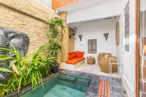 Patio, Facade/entrance, Living room, Seating area, Swimming pool